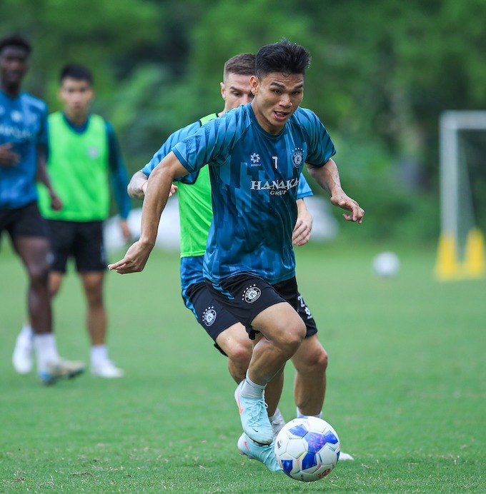 Xuân Mạnh và các đồng đội ở Hà Nội FC đang chuẩn bị cho trận đấu. Ảnh: FBNV